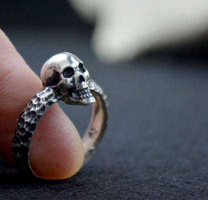 Cráneo Ritual — Anillo de Calavera en Plata Maciza Hecho a Mano
