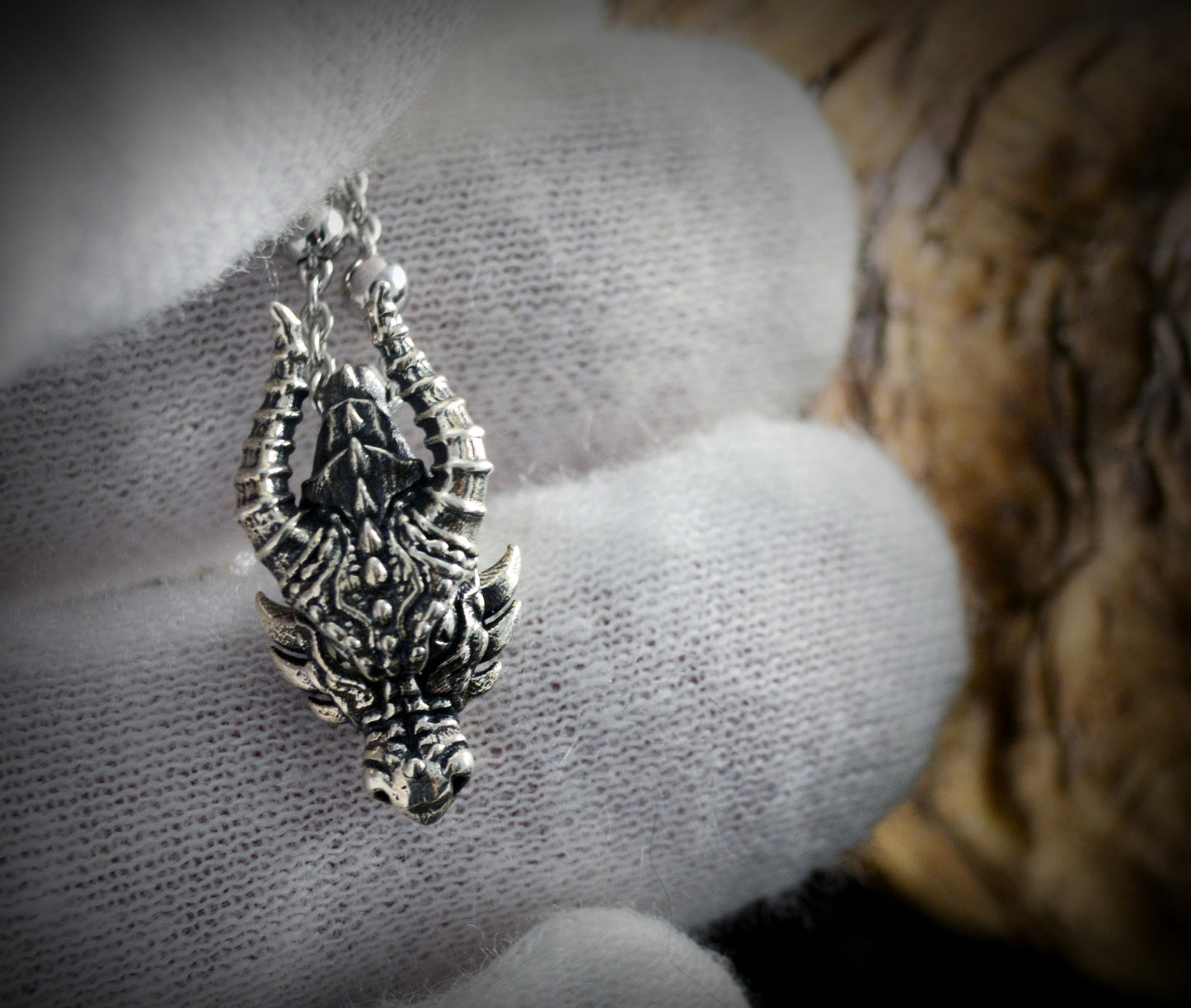 Pequeño colgante cabeza de dragon, Hecho a mano en plata deley maciza, Joyerias mistica y mitologica