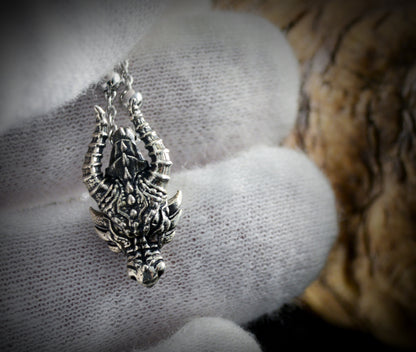 Pequeño colgante cabeza de dragon, Hecho a mano en plata deley maciza, Joyerias mistica y mitologica