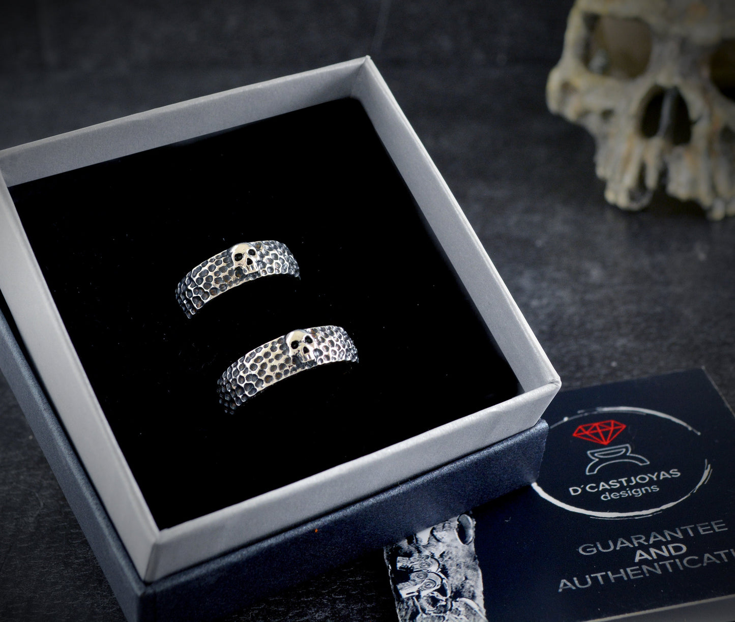 Conjunto de alianzas con calavera hecho a mano en plata de ley y texturas martilladas