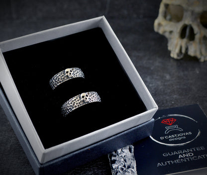 Conjunto de alianzas con calavera hecho a mano en plata de ley y texturas martilladas