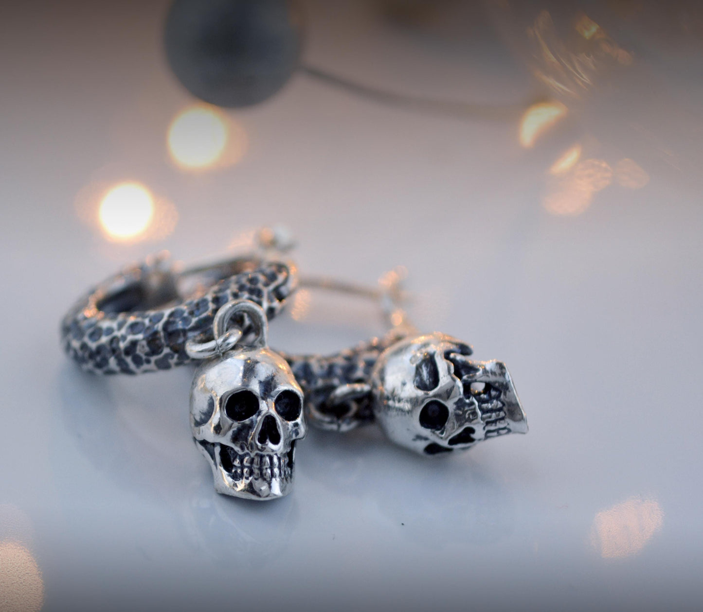 Aros de plata martillada con mini calavera. Joyería gótica y alternativa, hecha a mano. Perfectos para Halloween o diario.