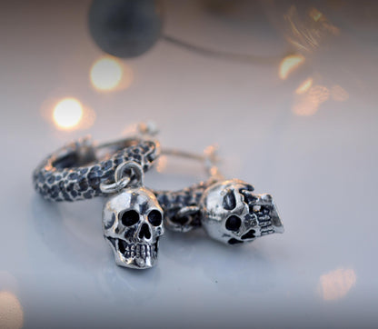 Aros de plata martillada con mini calavera. Joyería gótica y alternativa, hecha a mano. Perfectos para Halloween o diario.