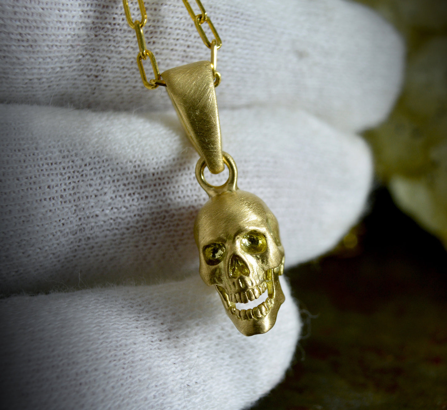 Colgante calavera sonriente de oro, Craneo humano realista hecho a mano en oro de 10k, 14k o 18k