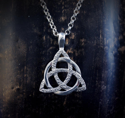Colgante Triketa celta vikingo en plata de ley 925 | Amuleto artesanal de protección unisex