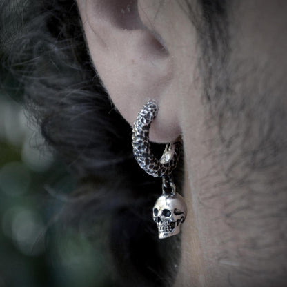 Aros de plata martillada con mini calavera. Joyería gótica y alternativa, hecha a mano. Perfectos para Halloween o diario.