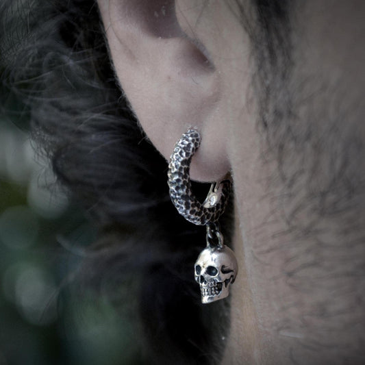 Aros de plata martillada con mini calavera. Joyería gótica y alternativa, hecha a mano. Perfectos para Halloween o diario.