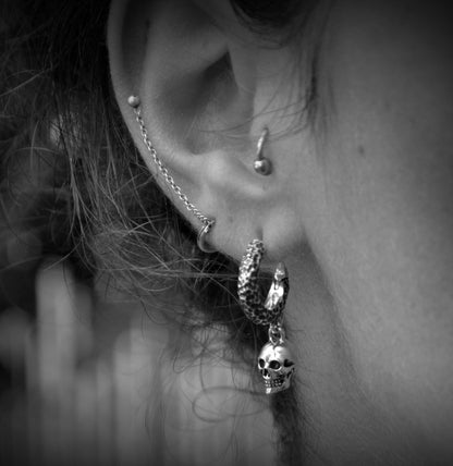 Aros de plata martillada con mini calavera. Joyería gótica y alternativa, hecha a mano. Perfectos para Halloween o diario.