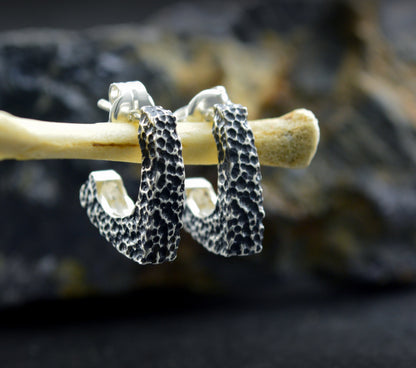 Aros de Plata de Ley, Hechos a Mano con Diseño Rústico Cuadrado y Martillado para Él y para Ella