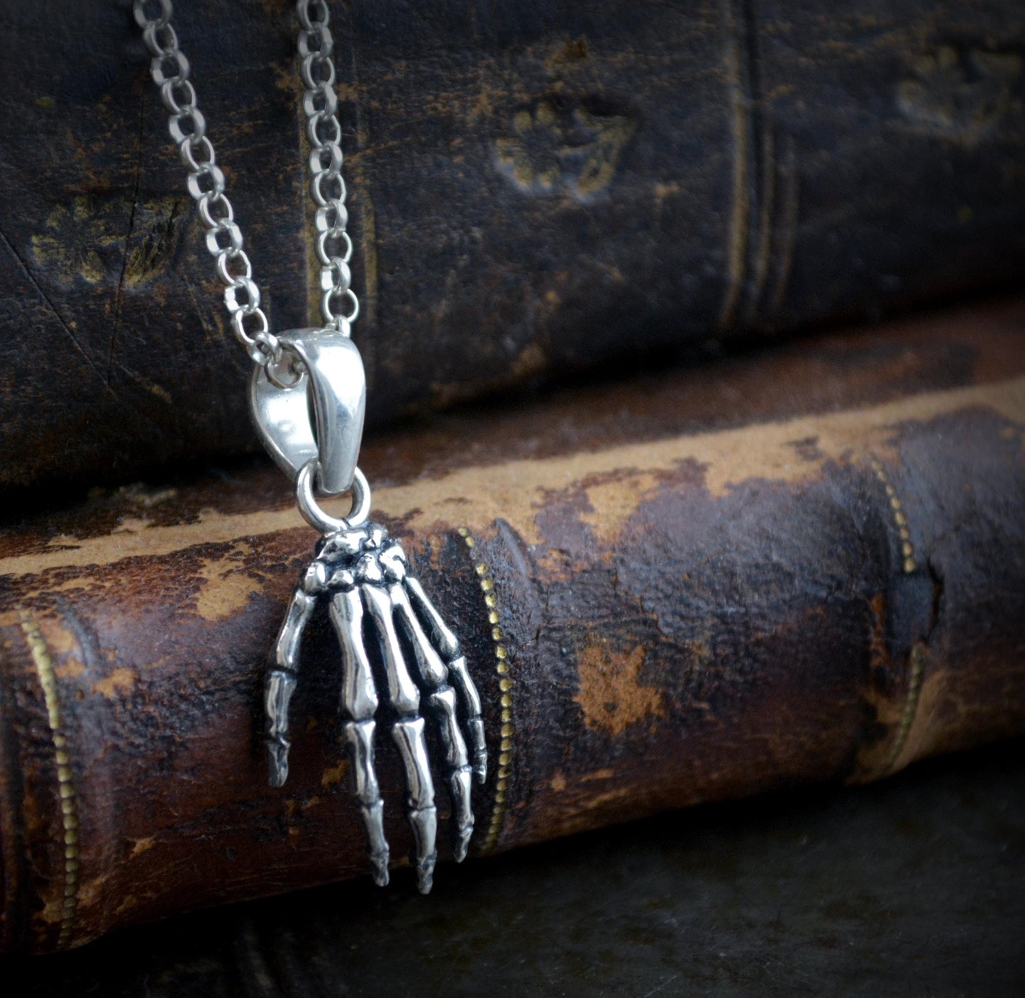 Colgante Mano Esqueleto Plata de Ley | Joyería Gótica Halloween Hecha a Mano | Colgante Estilo Tatuaje Alternativo