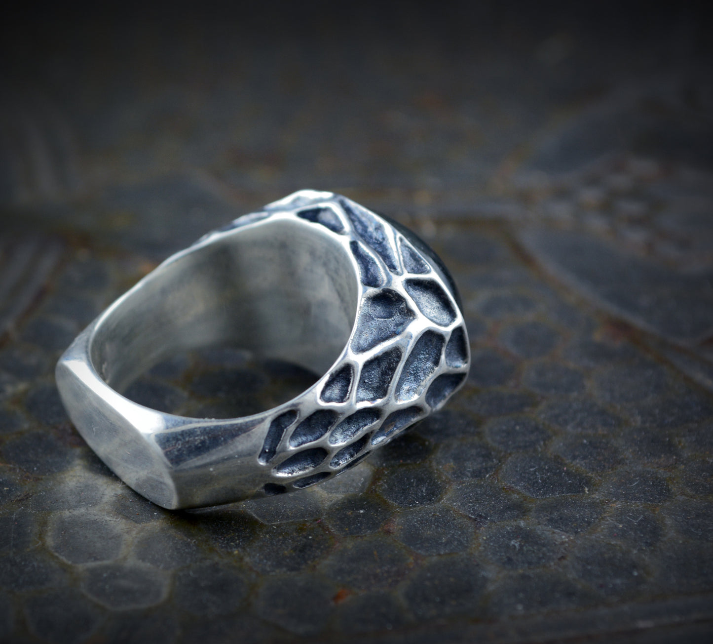 Anillo  sello con labradorita ovalada y texturas armónicas, Edición Limitada