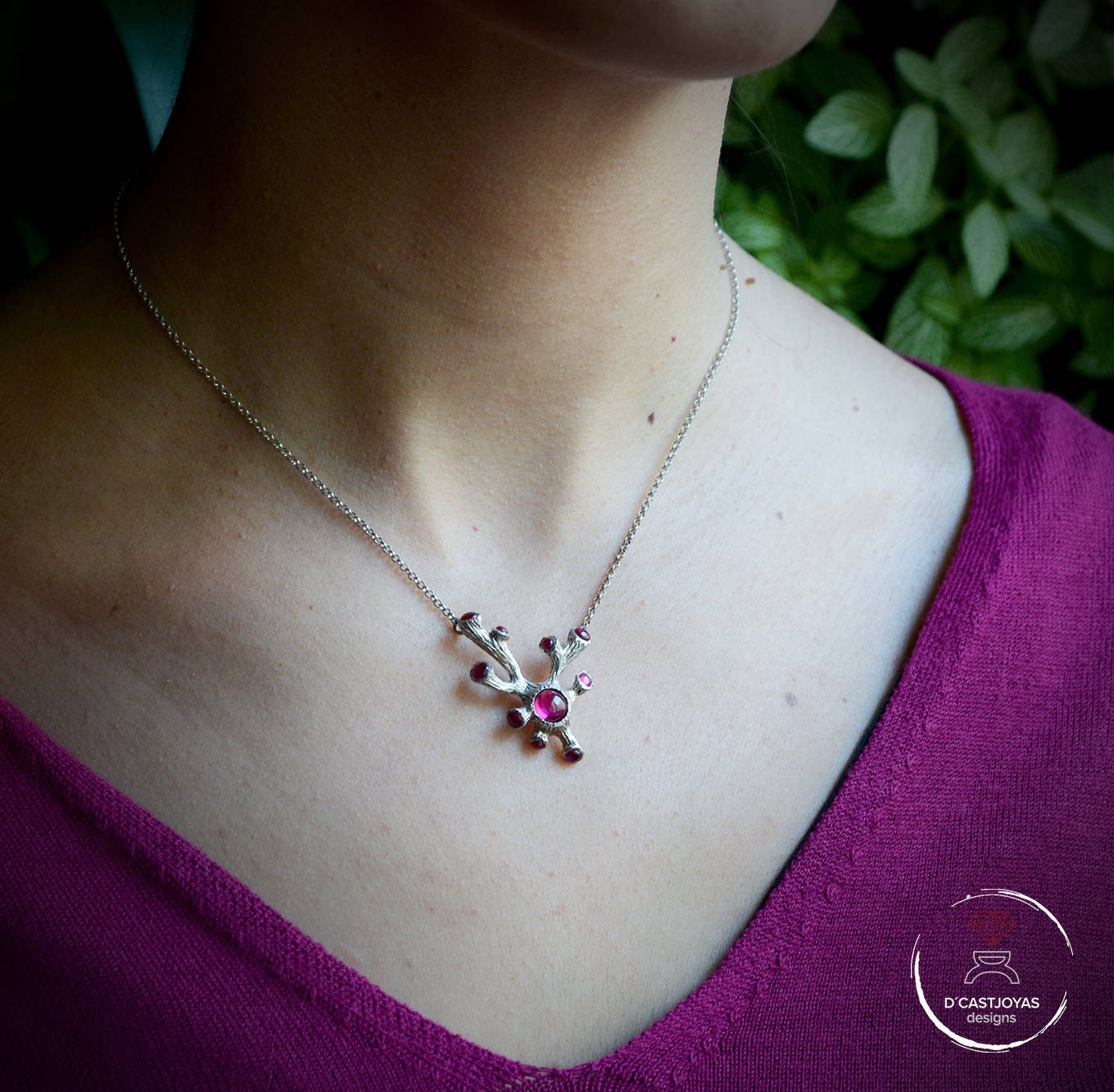 Gargantilla coral con gemas engastadas, Joyeria del mar