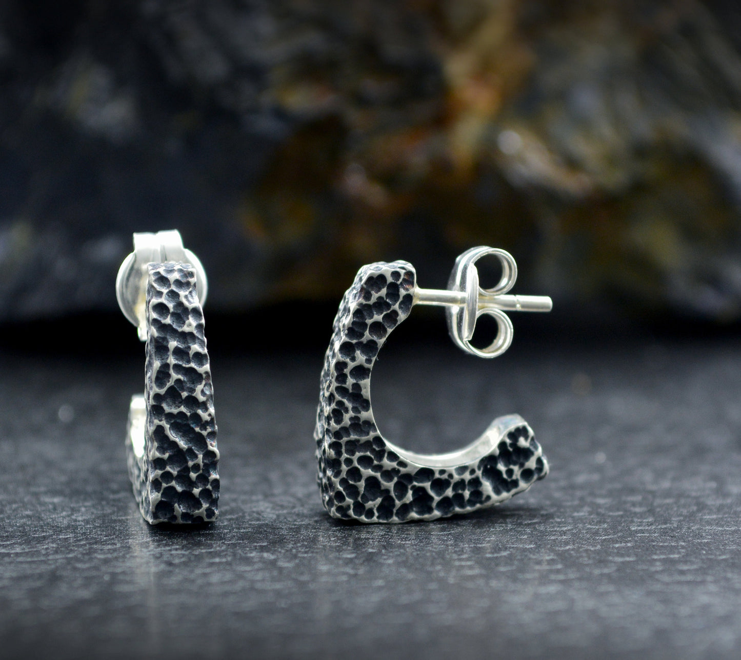 Aros de Plata de Ley, Hechos a Mano con Diseño Rústico Cuadrado y Martillado para Él y para Ella