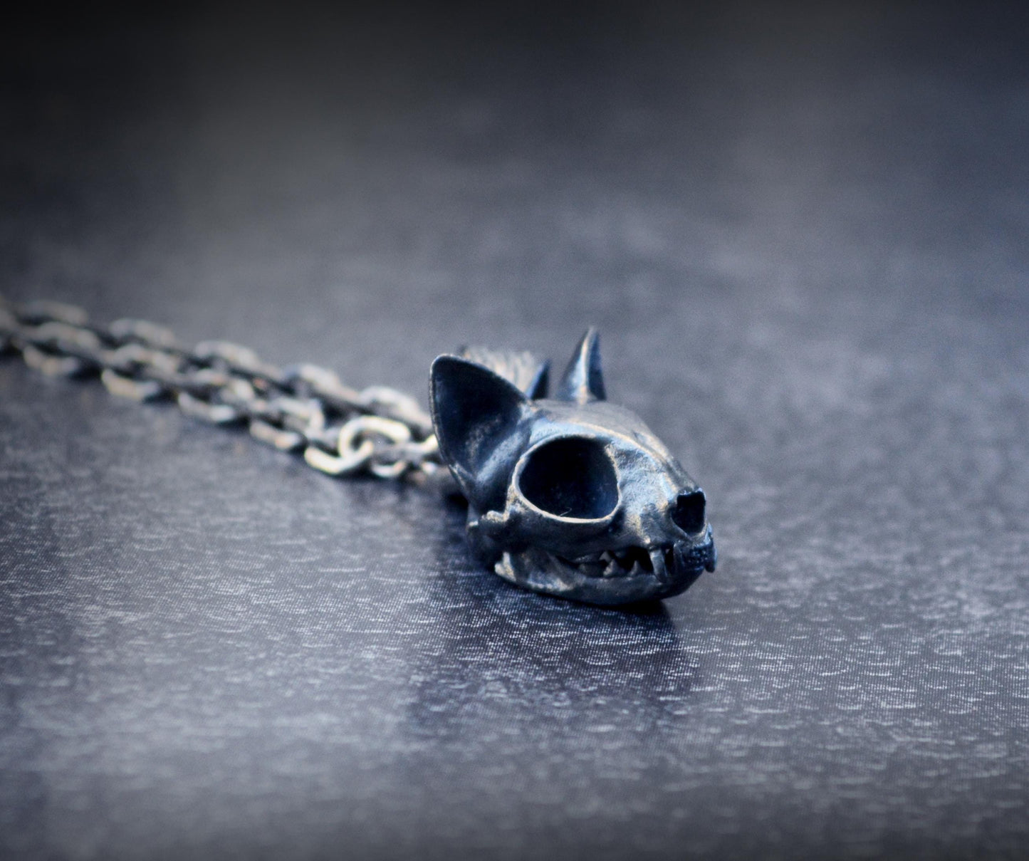 Colgante pequeño calavera de gato en plata | Joyería alternativa artesanal | Hecho a mano