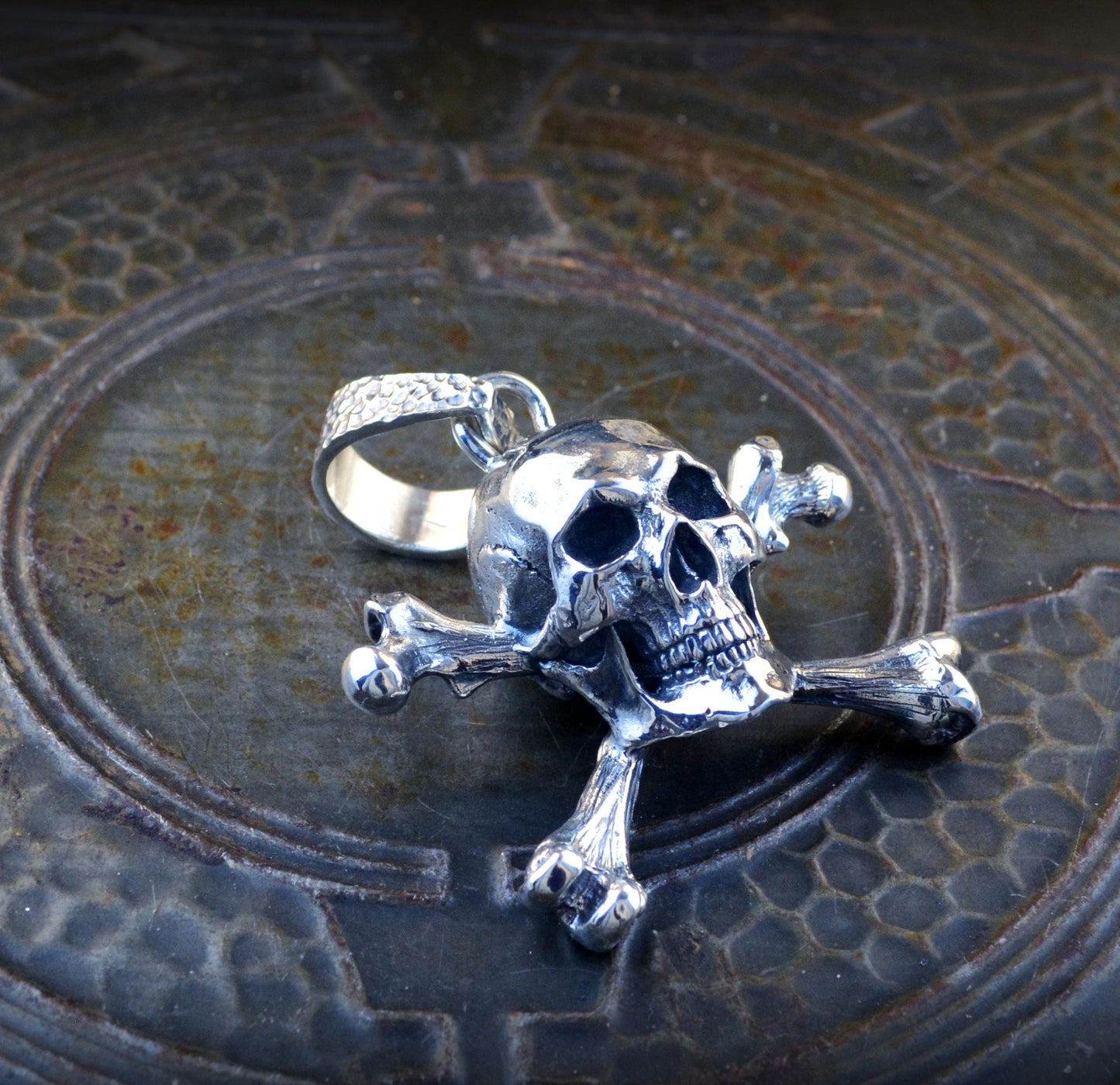Colgante Calavera Pirata XL Plata de Ley | Jolly Roger Hecho a Mano | Joyería Gótica Biker Rock Halloween