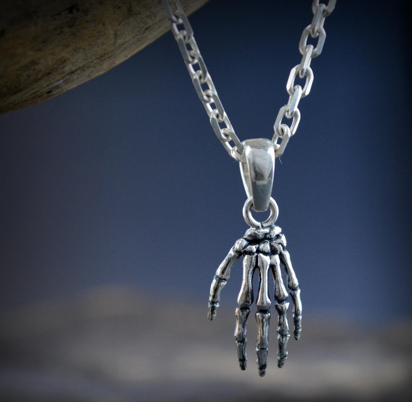 Colgante Mano Esqueleto Plata de Ley | Joyería Gótica Halloween Hecha a Mano | Colgante Estilo Tatuaje Alternativo