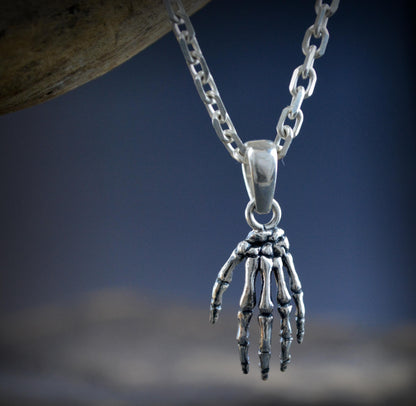 Colgante Mano Esqueleto Plata de Ley | Joyería Gótica Halloween Hecha a Mano | Colgante Estilo Tatuaje Alternativo