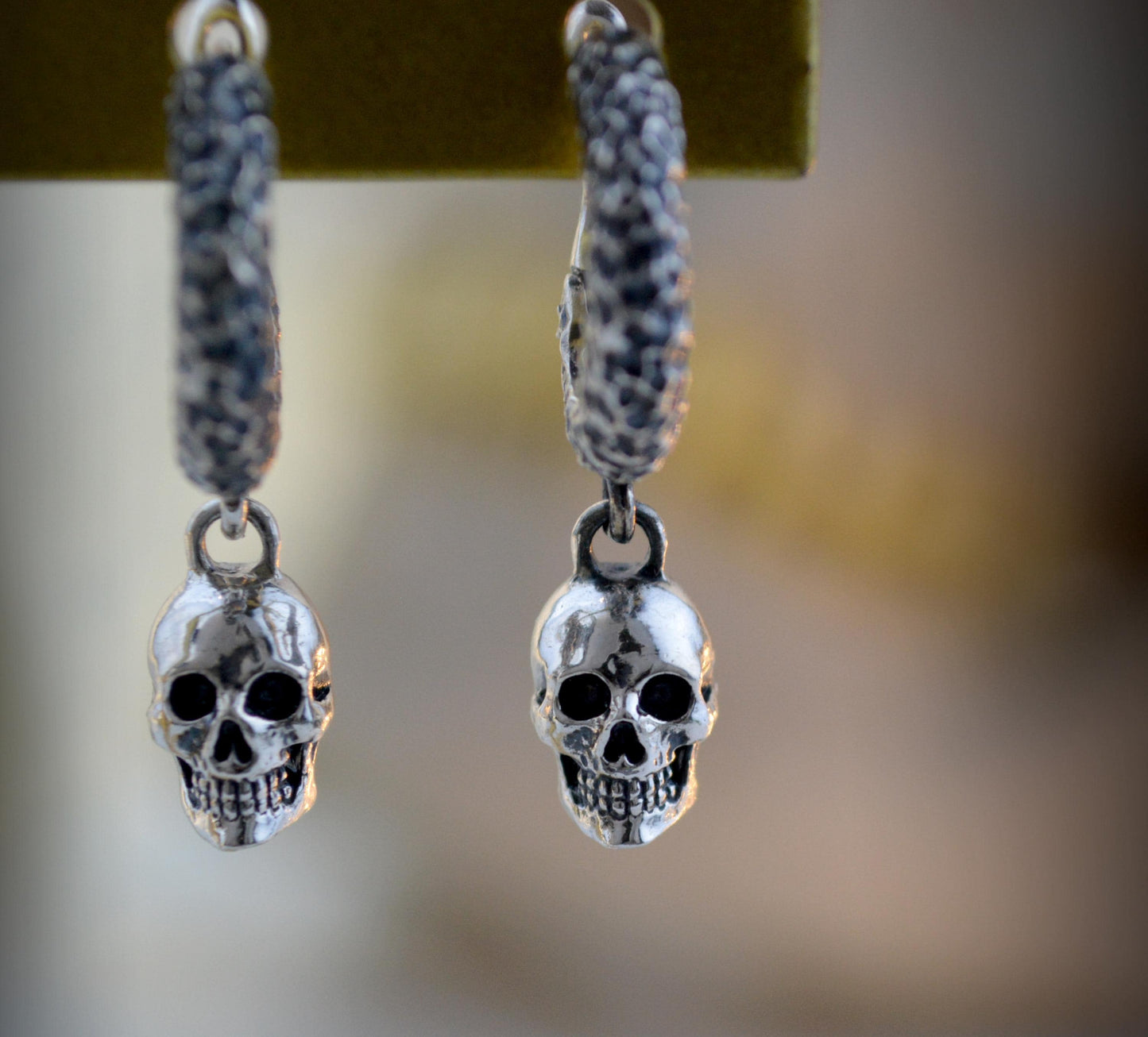 Aros de plata martillada con mini calavera. Joyería gótica y alternativa, hecha a mano. Perfectos para Halloween o diario.
