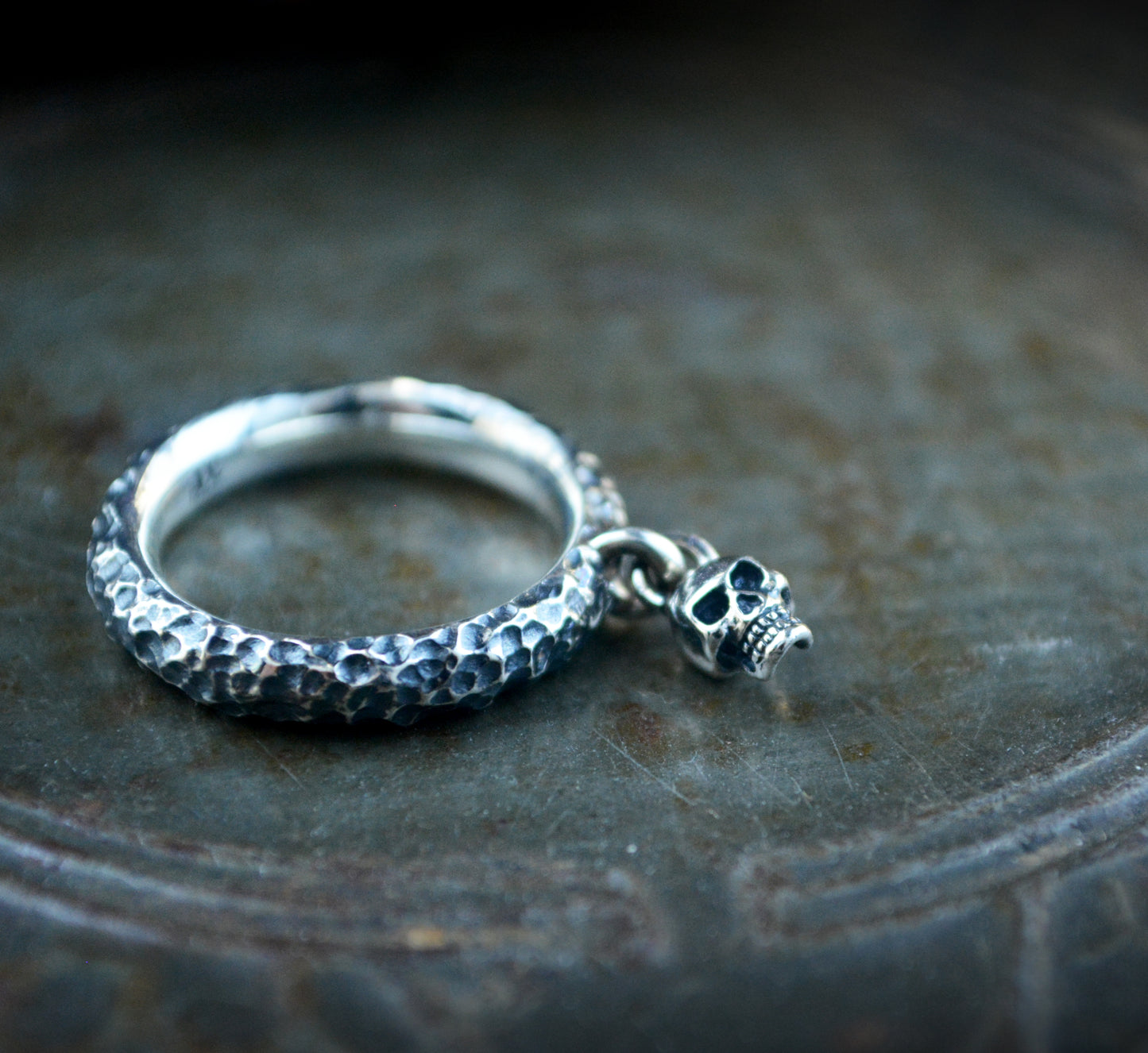 Anillo Calavera Colgante en Plata de Ley – Memento Mori