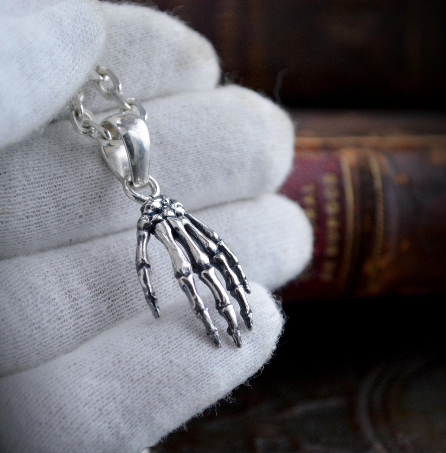 Colgante Mano Esqueleto Plata de Ley | Joyería Gótica Halloween Hecha a Mano | Colgante Estilo Tatuaje Alternativo