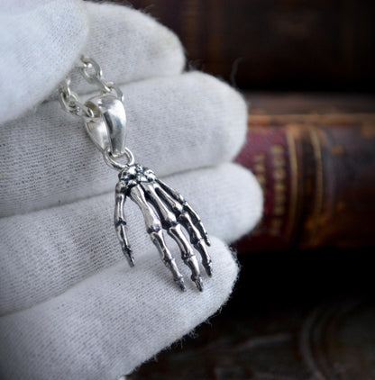 Colgante Mano Esqueleto Plata de Ley | Joyería Gótica Halloween Hecha a Mano | Colgante Estilo Tatuaje Alternativo