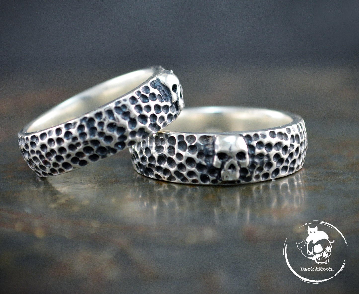 Conjunto de alianzas con calavera hecho a mano en plata de ley y texturas martilladas