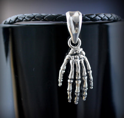 Colgante Mano Esqueleto Plata de Ley | Joyería Gótica Halloween Hecha a Mano | Colgante Estilo Tatuaje Alternativo