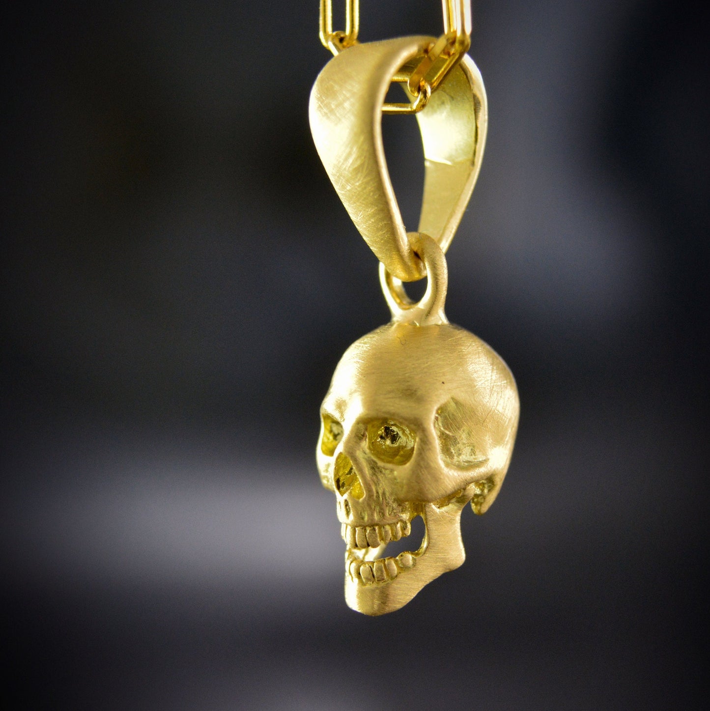Colgante calavera sonriente de oro, Craneo humano realista hecho a mano en oro de 10k, 14k o 18k