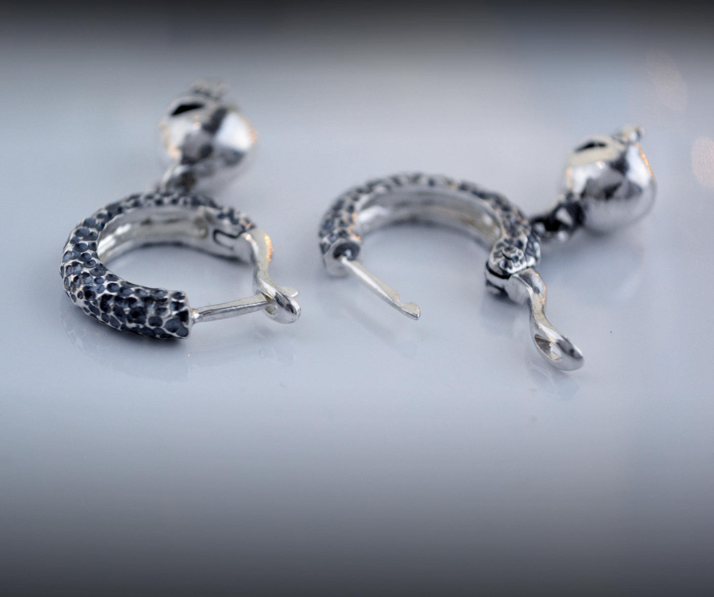 Aros de plata martillada con mini calavera. Joyería gótica y alternativa, hecha a mano. Perfectos para Halloween o diario.