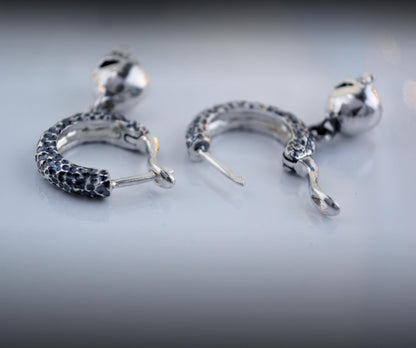 Aros de plata martillada con mini calavera. Joyería gótica y alternativa, hecha a mano. Perfectos para Halloween o diario.