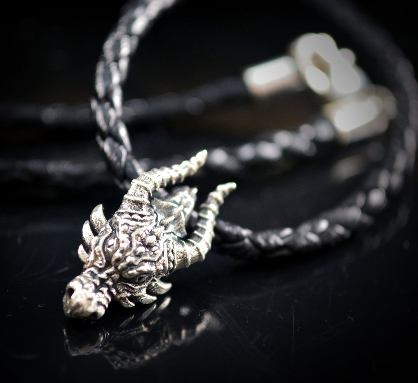 Pequeño colgante cabeza de dragon, Hecho a mano en plata deley maciza, Joyerias mistica y mitologica