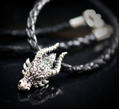 Pequeño colgante cabeza de dragon, Hecho a mano en plata deley maciza, Joyerias mistica y mitologica