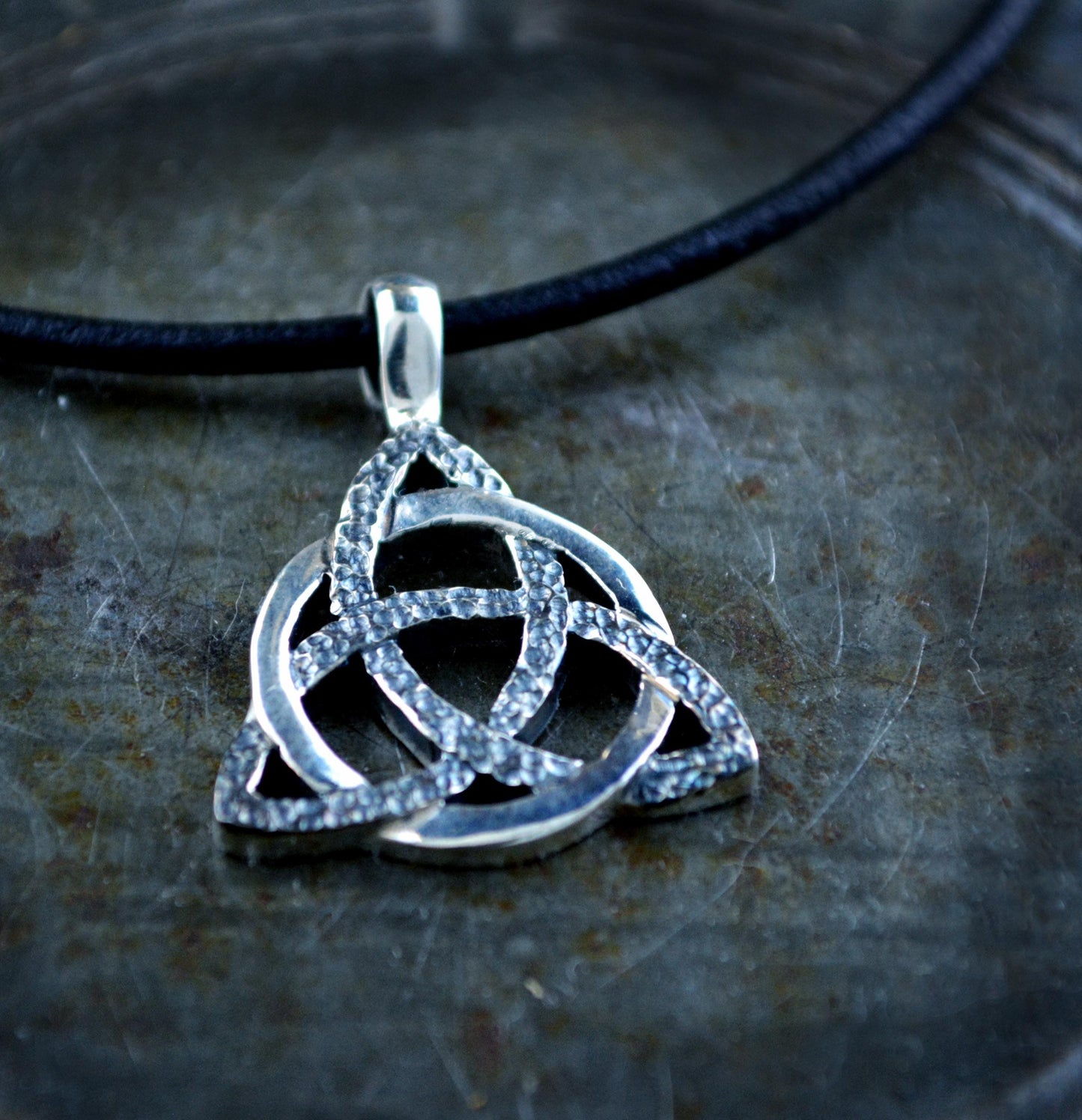 Colgante Triketa celta vikingo en plata de ley 925 | Amuleto artesanal de protección unisex