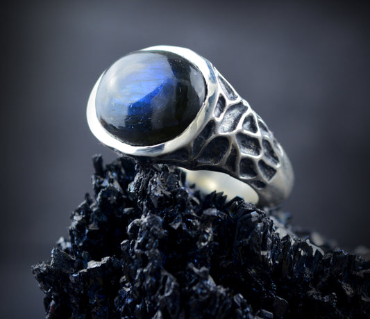 Anillo  sello con labradorita ovalada y texturas armónicas, Edición Limitada