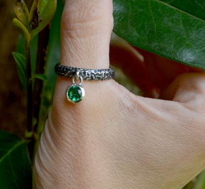 Gota Viva – Anillo de plata martillada con piedra colgante