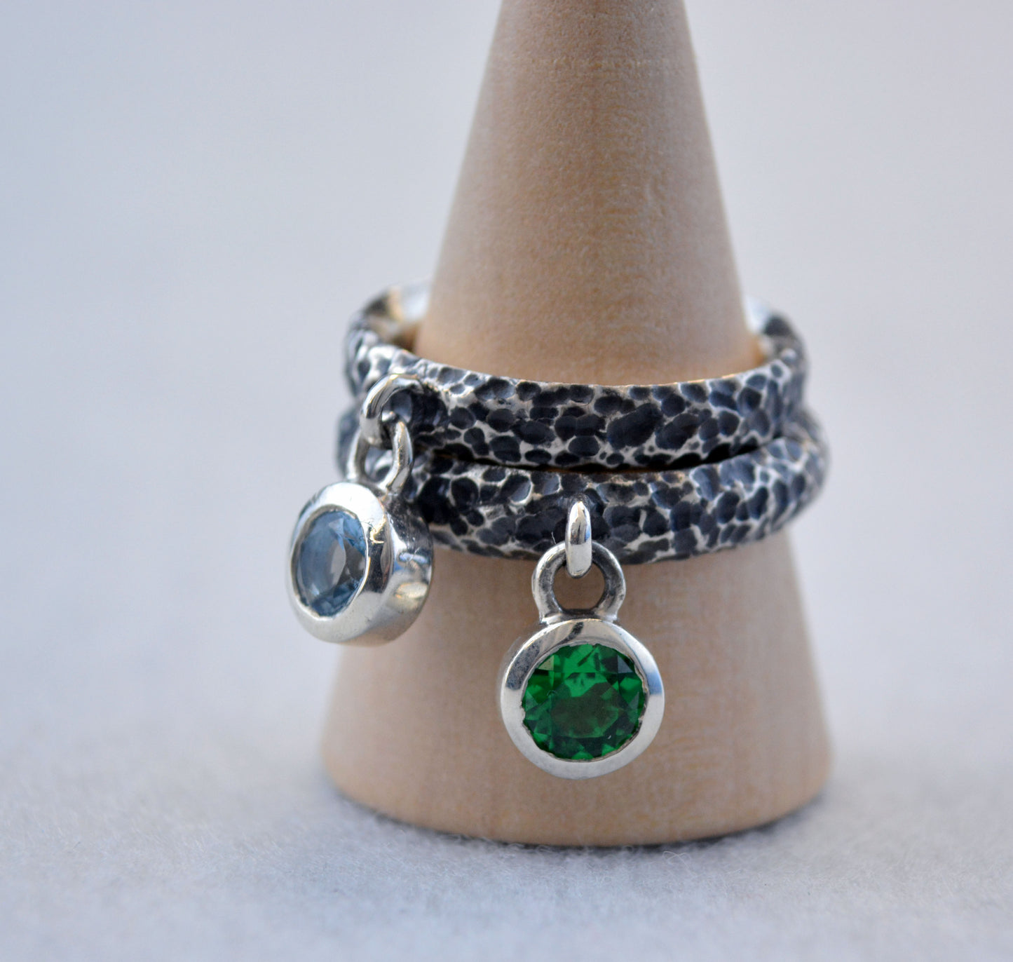 Gota Viva – Anillo de plata martillada con piedra colgante