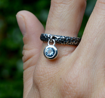 Gota Viva – Anillo de plata martillada con piedra colgante