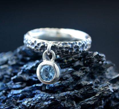 Gota Viva – Anillo de plata martillada con piedra colgante