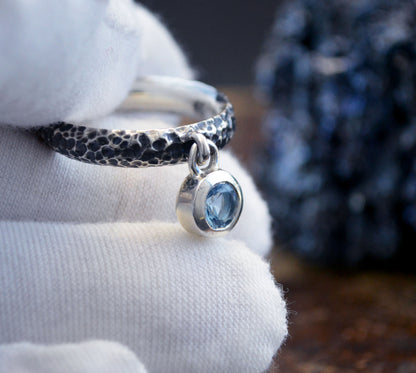 Gota Viva – Anillo de plata martillada con piedra colgante