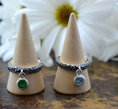 Gota Viva – Anillo de plata martillada con piedra colgante