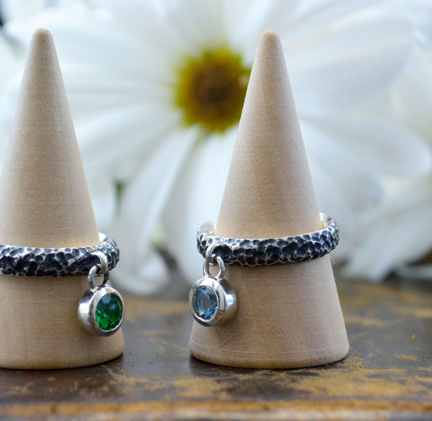 Gota Viva – Anillo de plata martillada con piedra colgante