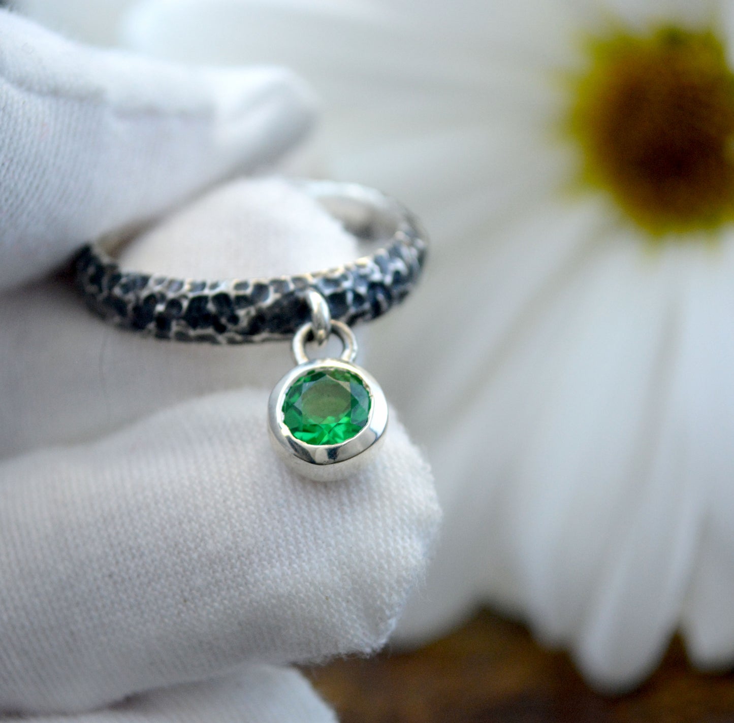 Gota Viva – Anillo de plata martillada con piedra colgante