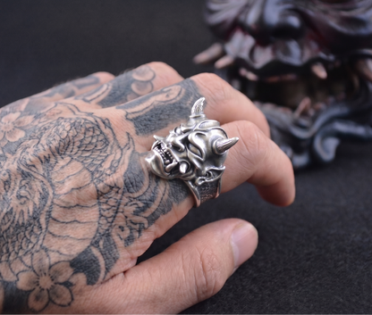 ONI – Guardián de la Sombra | Anillo en Plata de Ley 925 Esculpido a Mano - D´Cast