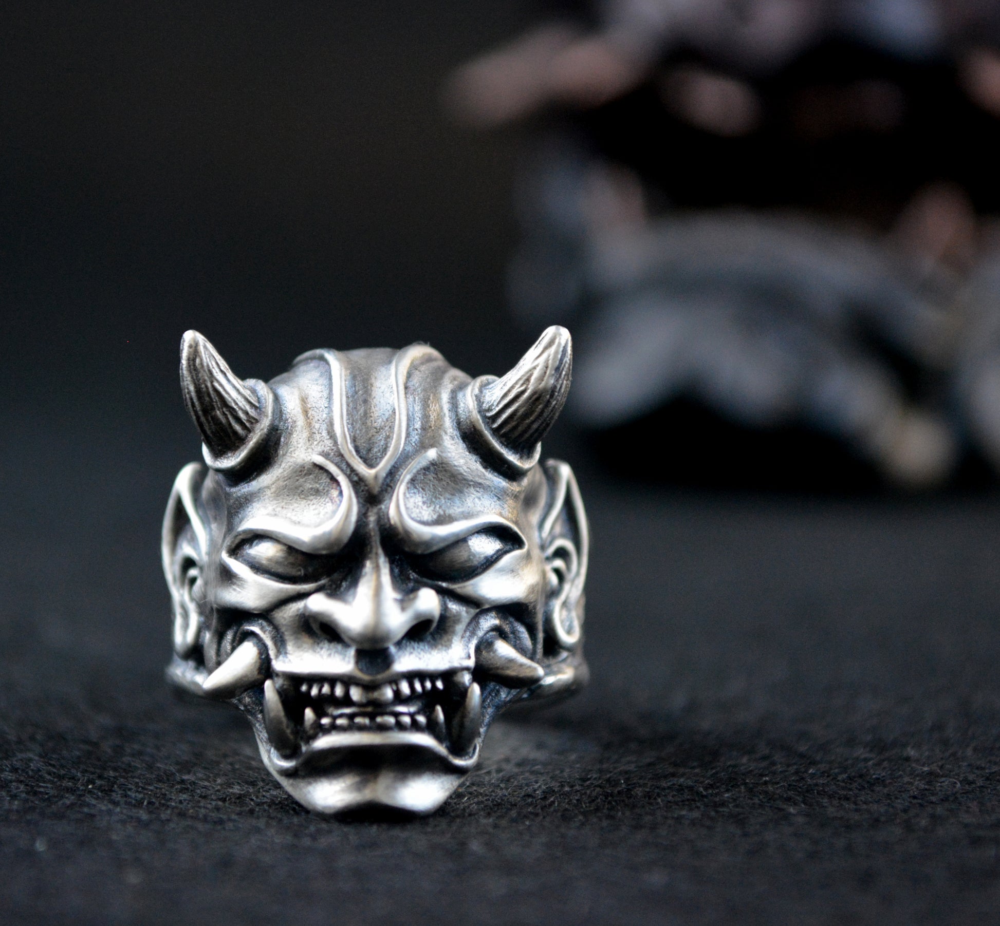 ONI – Guardián de la Sombra | Anillo en Plata de Ley 925 Esculpido a Mano - D´Cast