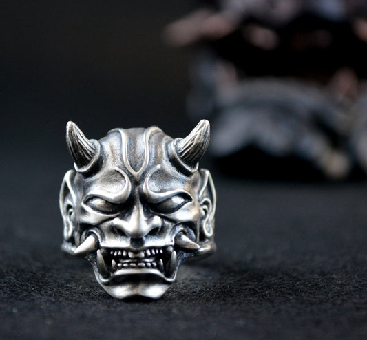 ONI – Guardián de la Sombra | Anillo en Plata de Ley 925 Esculpido a Mano - D´Cast