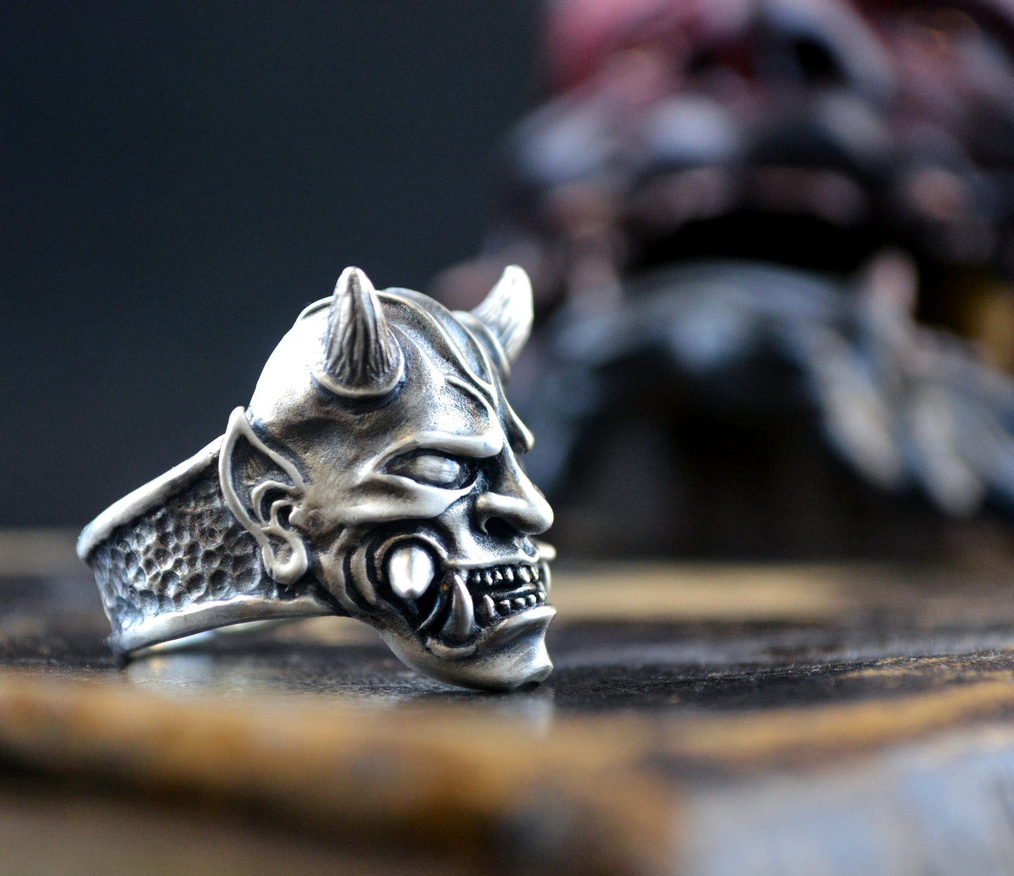 ONI – Guardián de la Sombra | Anillo en Plata de Ley 925 Esculpido a Mano - D´Cast