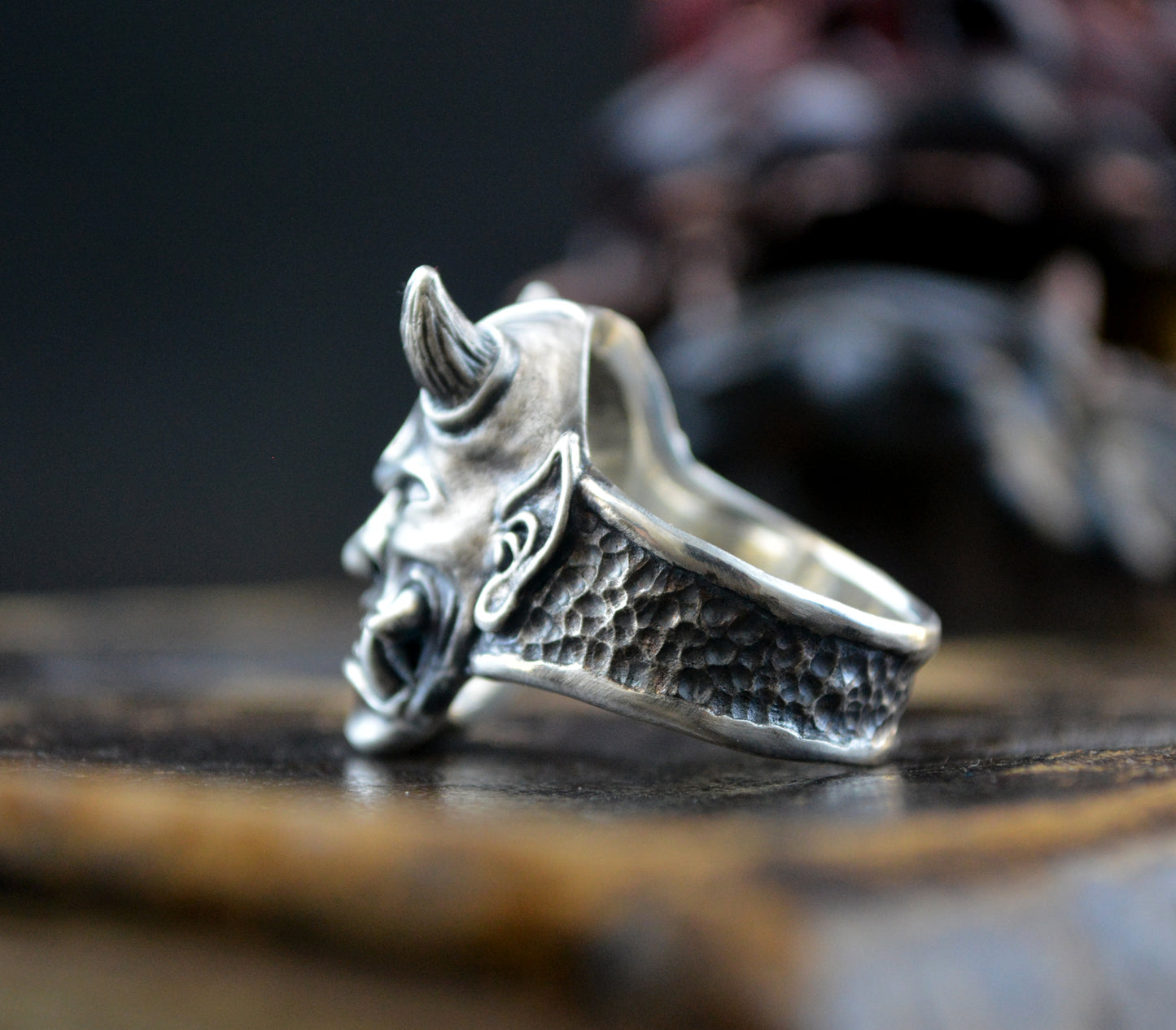 ONI – Guardián de la Sombra | Anillo en Plata de Ley 925 Esculpido a Mano - D´Cast