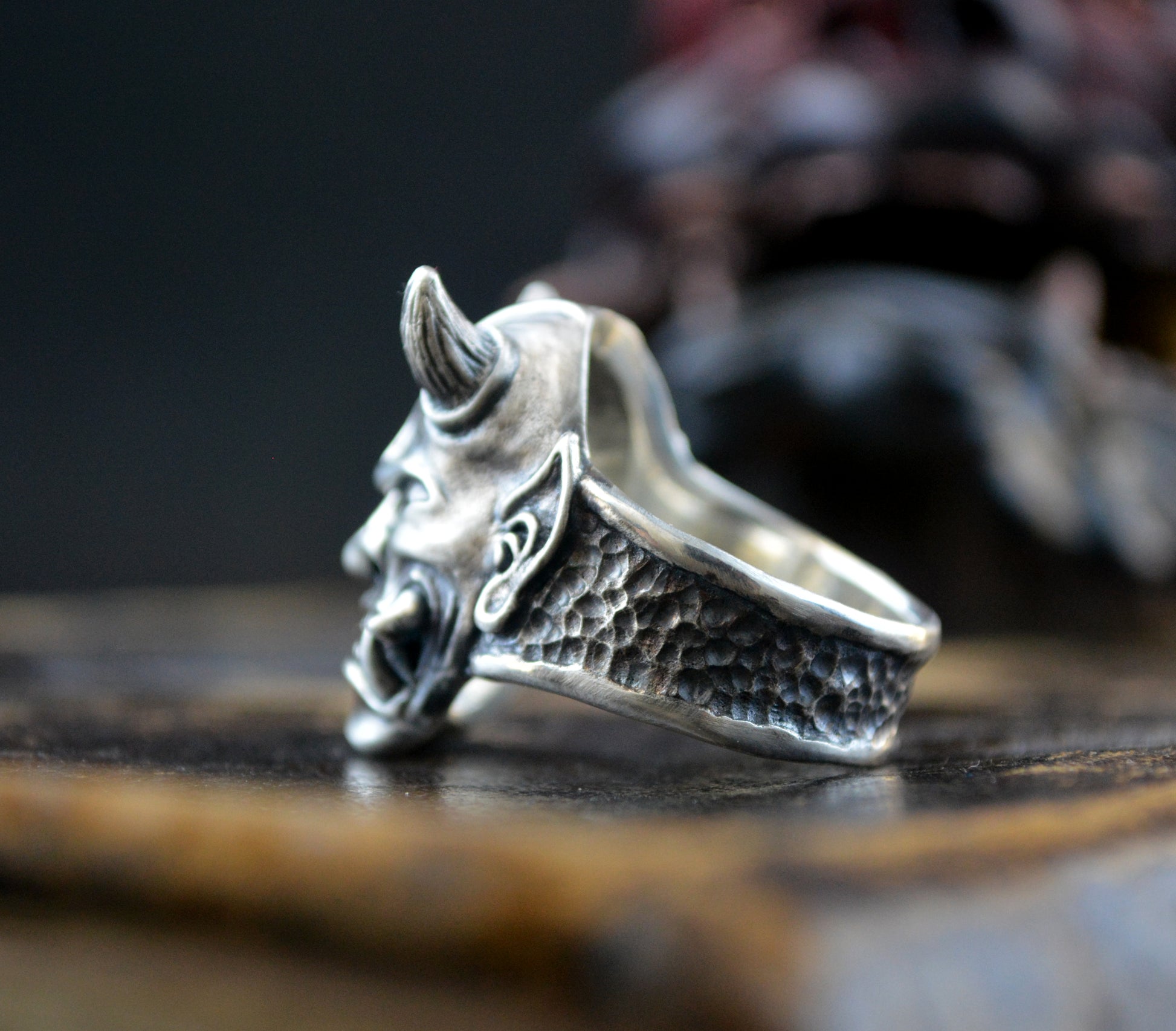 ONI – Guardián de la Sombra | Anillo en Plata de Ley 925 Esculpido a Mano - D´Cast