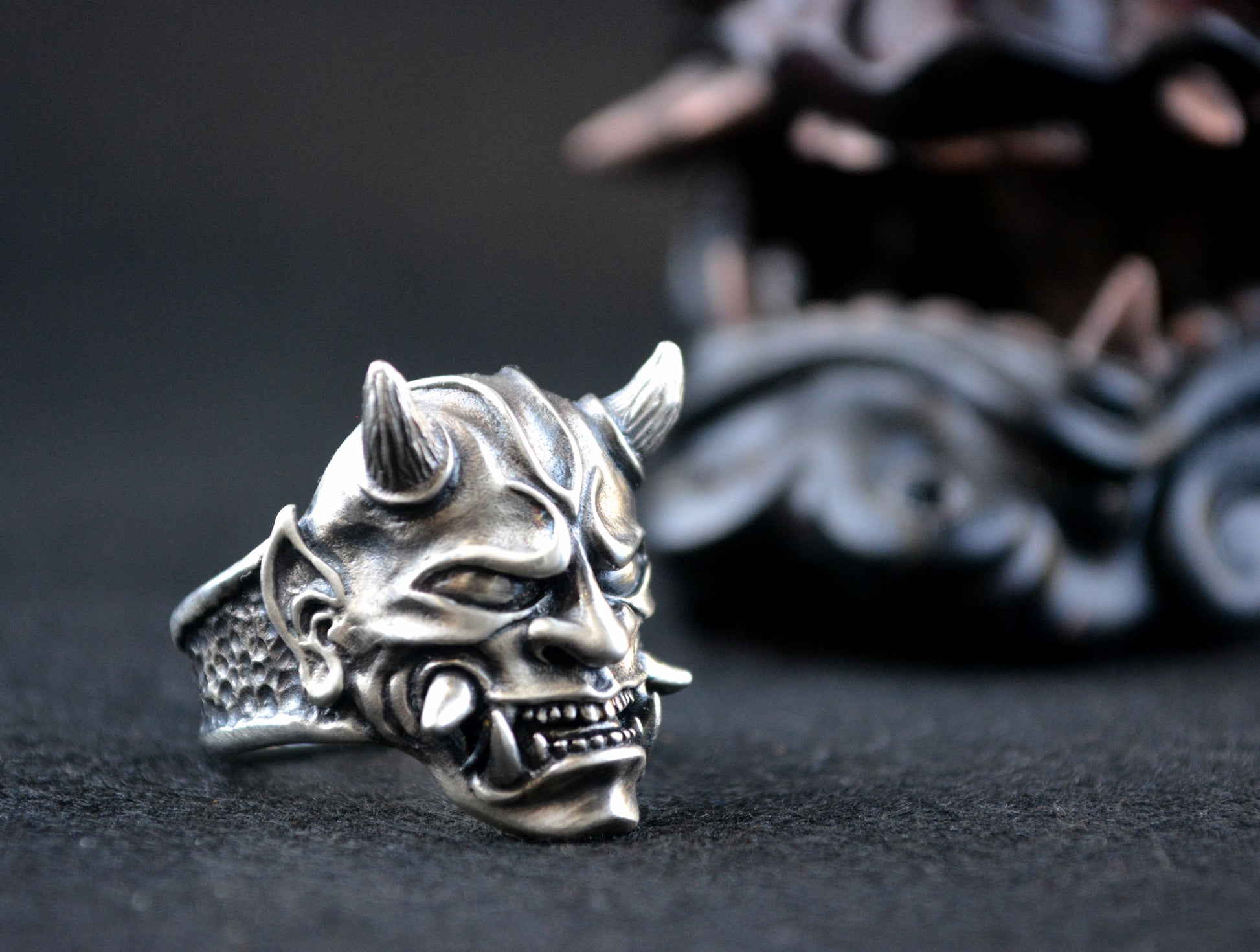 ONI – Guardián de la Sombra | Anillo en Plata de Ley 925 Esculpido a Mano - D´Cast