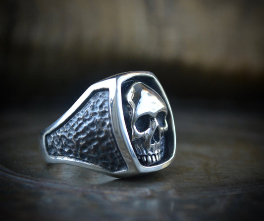 Anillo sello calavera cuadrado en Plata de Ley 925,